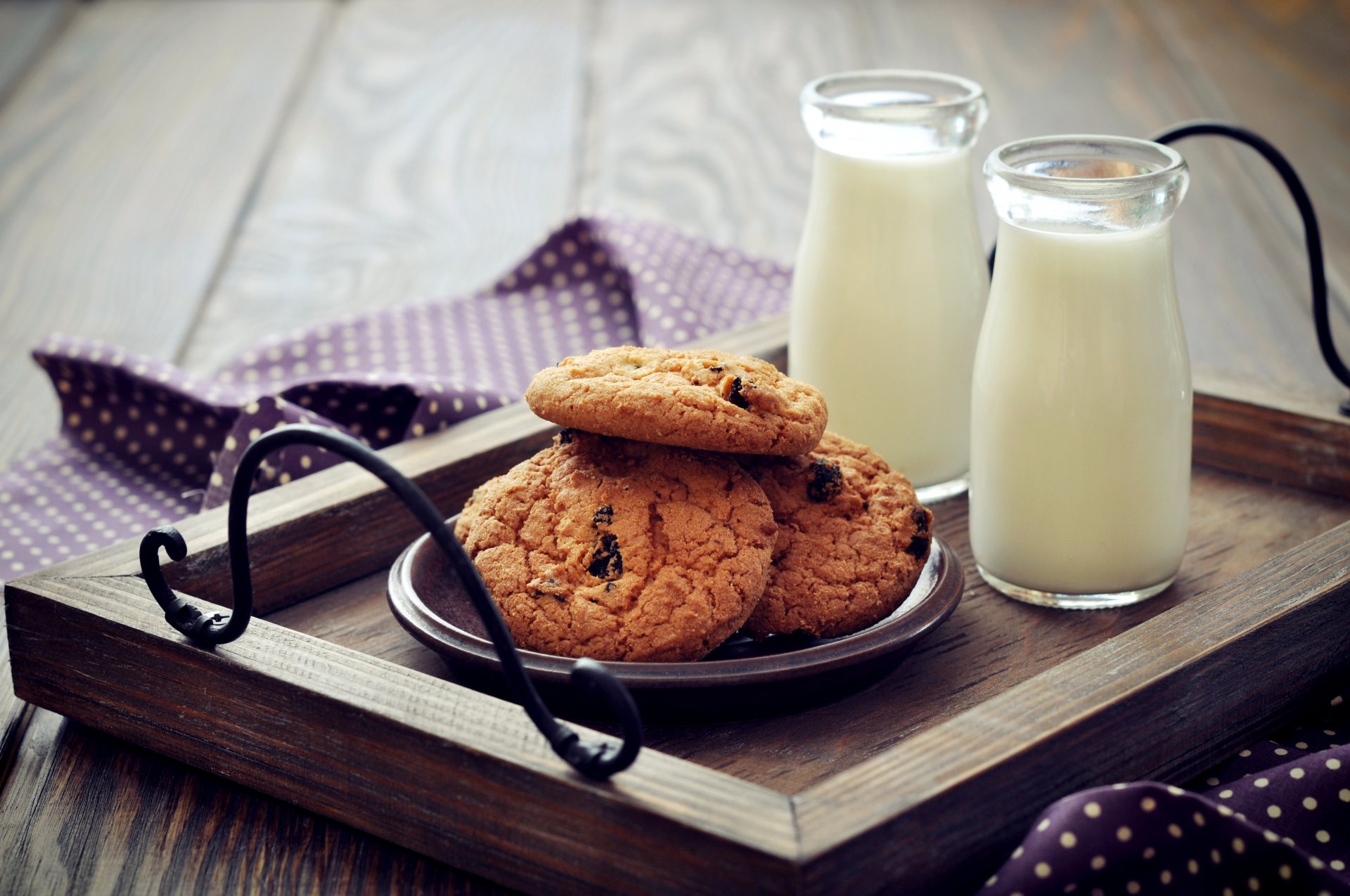 biscuits pâtisseries lait bouteilles petit déjeuner plateau