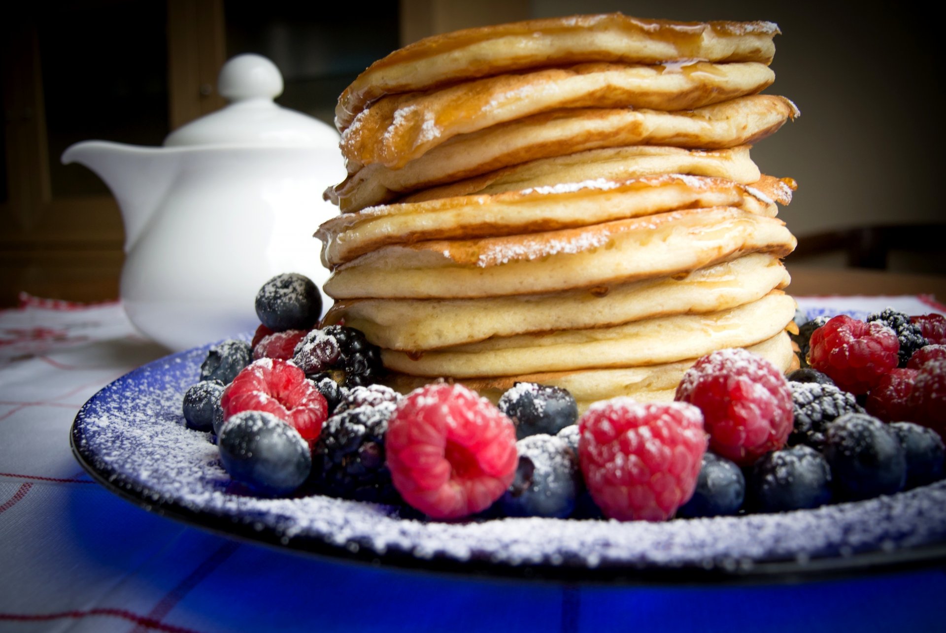 pfannkuchen pfannkuchen beeren himbeeren blaubeeren blaubeeren brombeeren zucker pulver