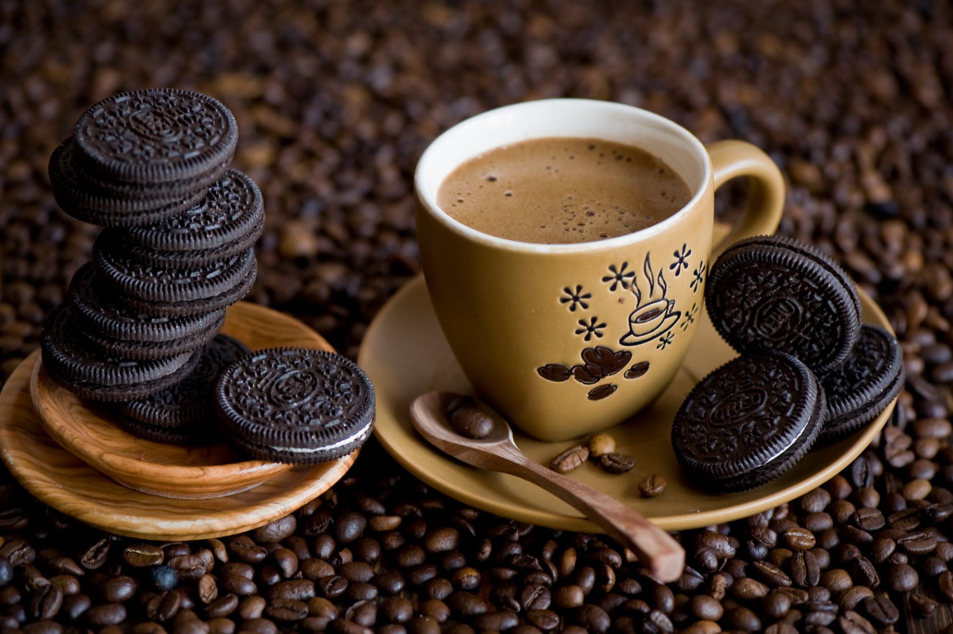 caffè tazza piattino cucchiaio biscotto cioccolato grano dessert