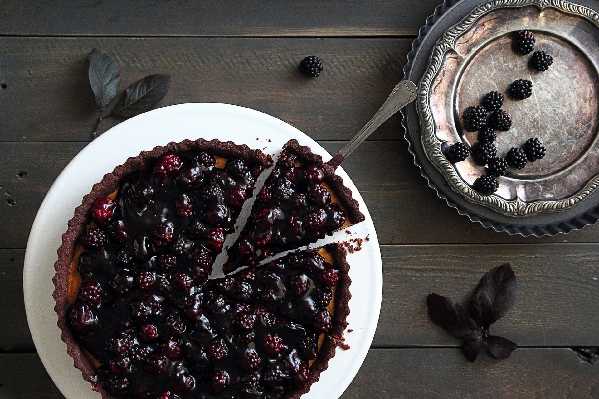 kuchen teller beeren brombeeren teller tisch