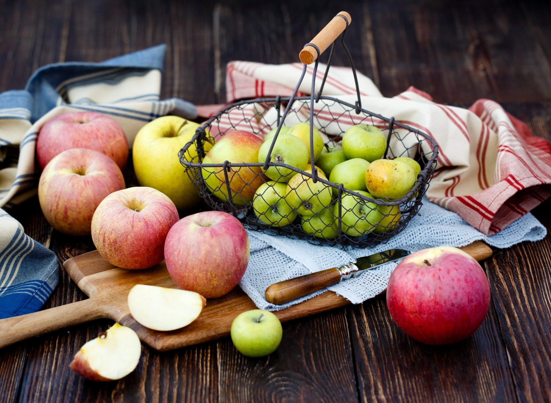 mele cesto tavola coltello frutta tovaglioli tavolo julia husainova