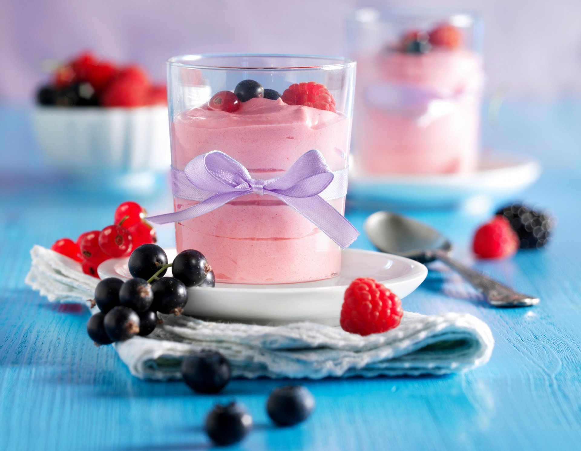 creme mousse himbeeren johannisbeeren tasse dessert lebensmittel himbeeren obst