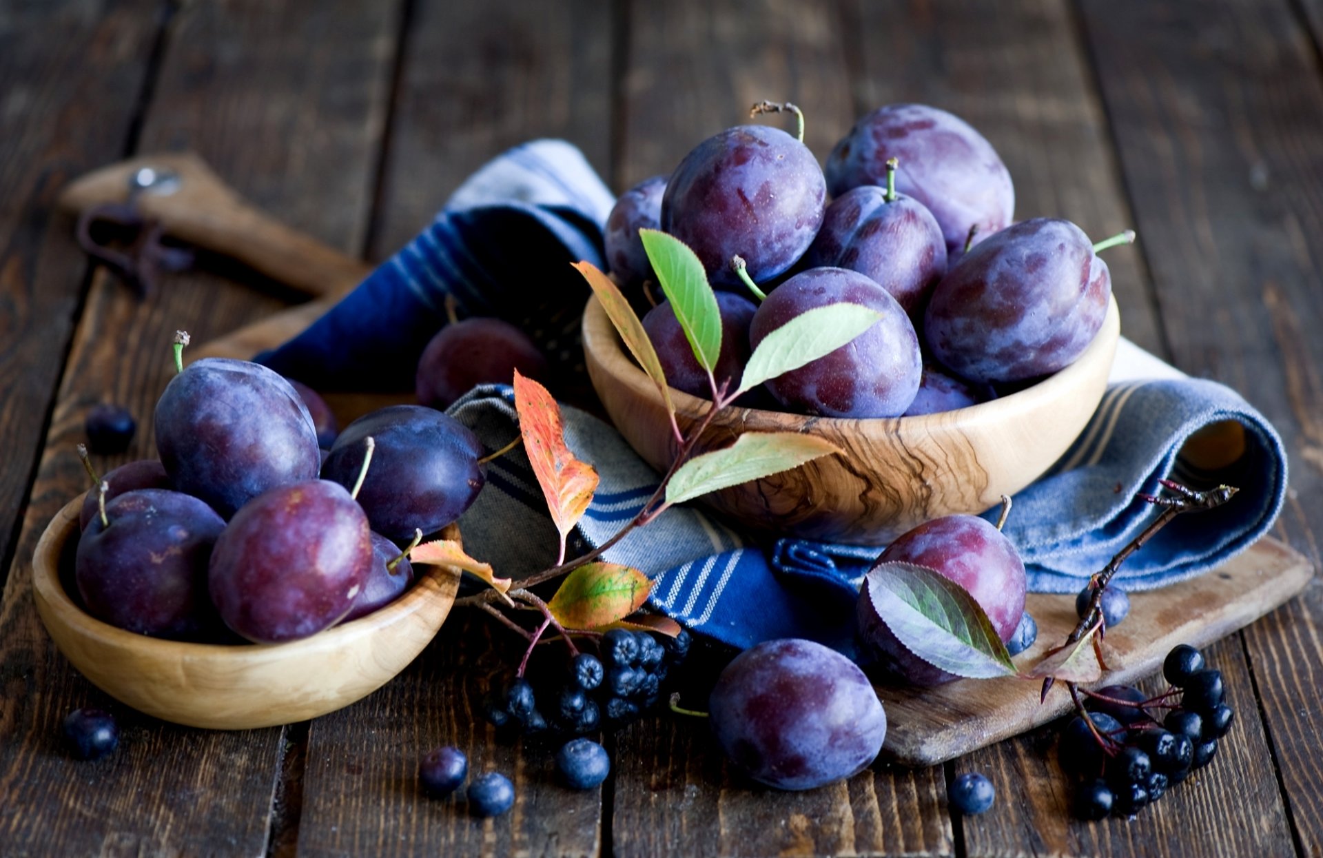 prugne frutta bacche stoviglie tavola tovagliolo foglie autunno natura morta