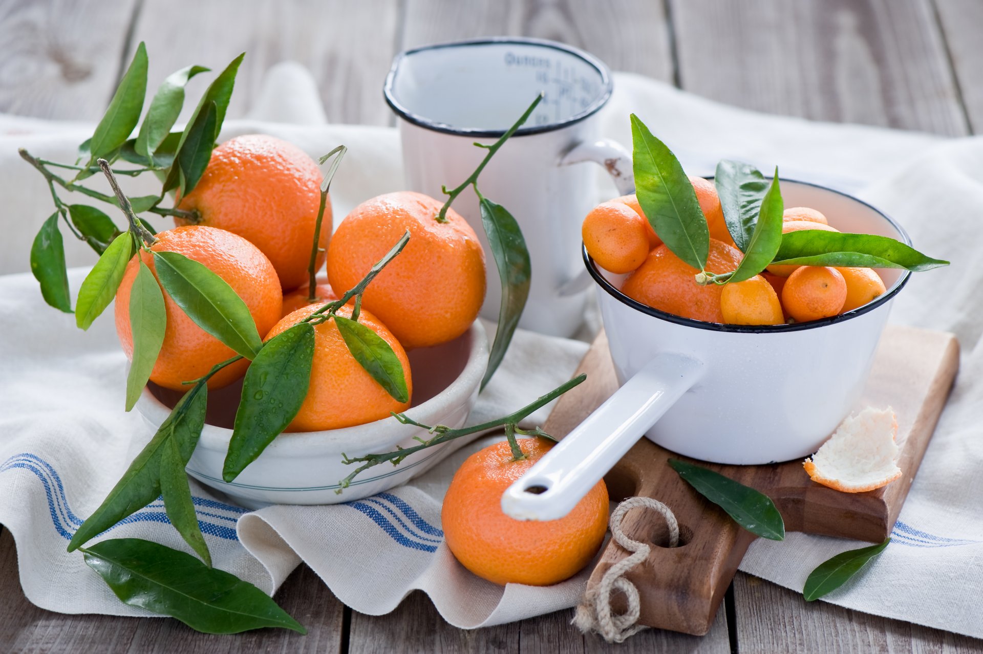 mandarinas kumquats fruta naranja cítricos hojas gotas vajilla tabla servilleta anna verdina