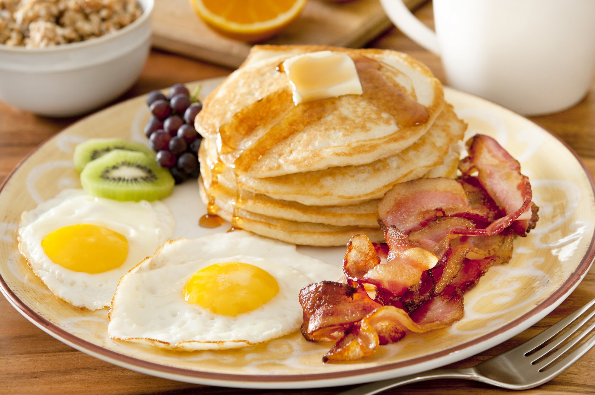 petit déjeuner fruits beignets œufs brouillés crêpes omelette