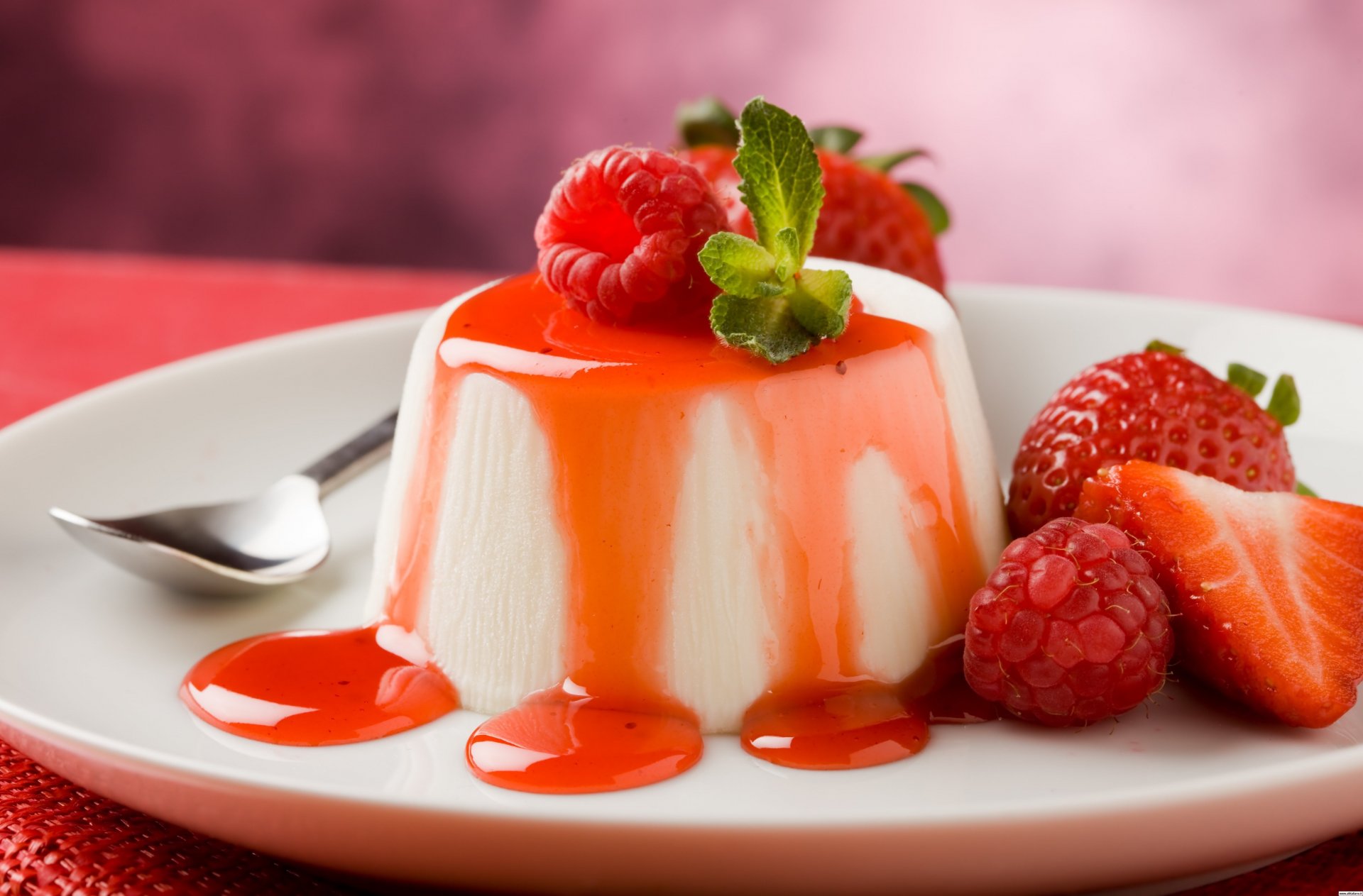 panna cotta fraise sirop de framboise sirop miel dessert dessert italien piémont italie cuillère pyrex lait nate sucre gélatine épices baies raffinement goût délicieux dégustation vert menthe