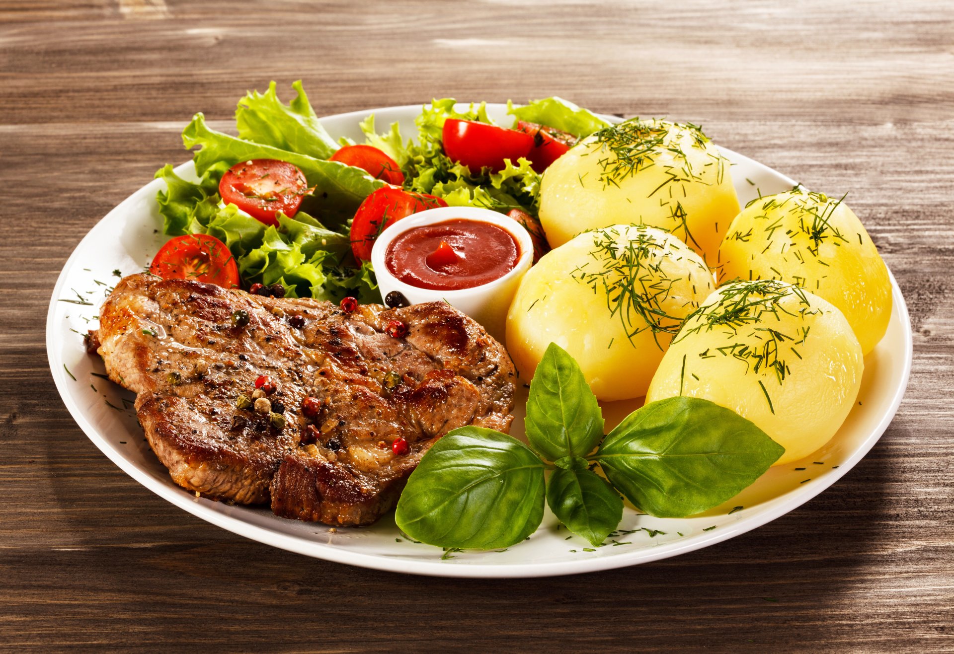 viande steak tomates pommes de terre salade tomates sauce