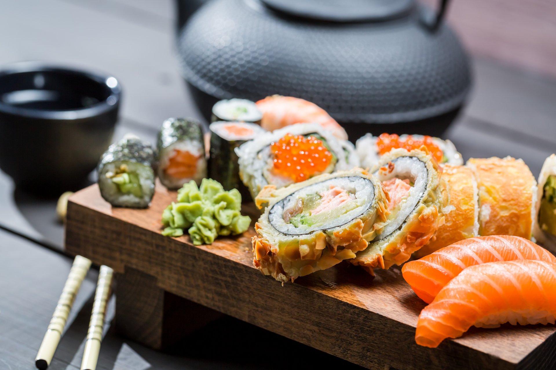 sushi brötchen japanisches essen sojasauce stöcke teekanne senf brötchen