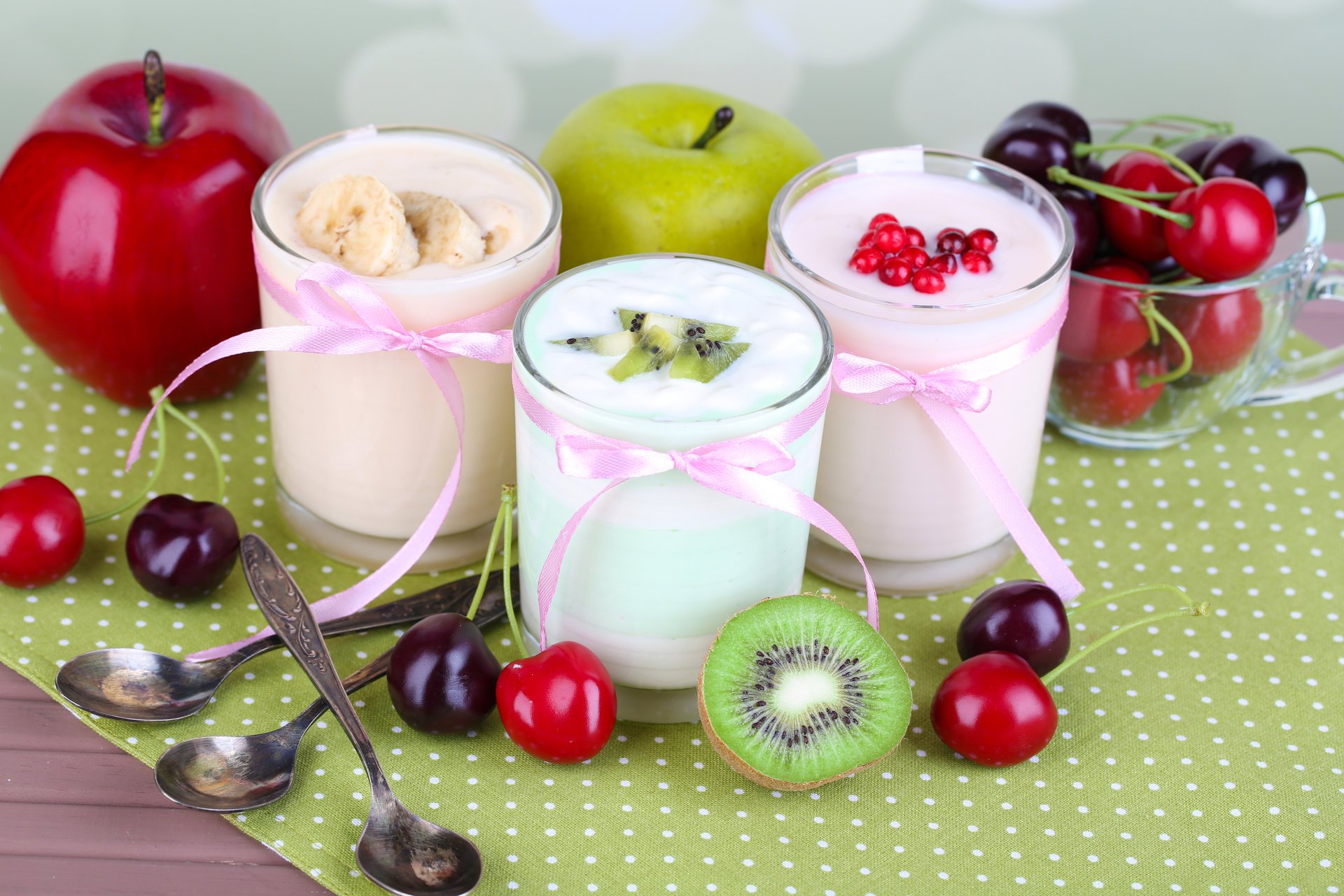 yogurt frutta bacche mele ciliegie