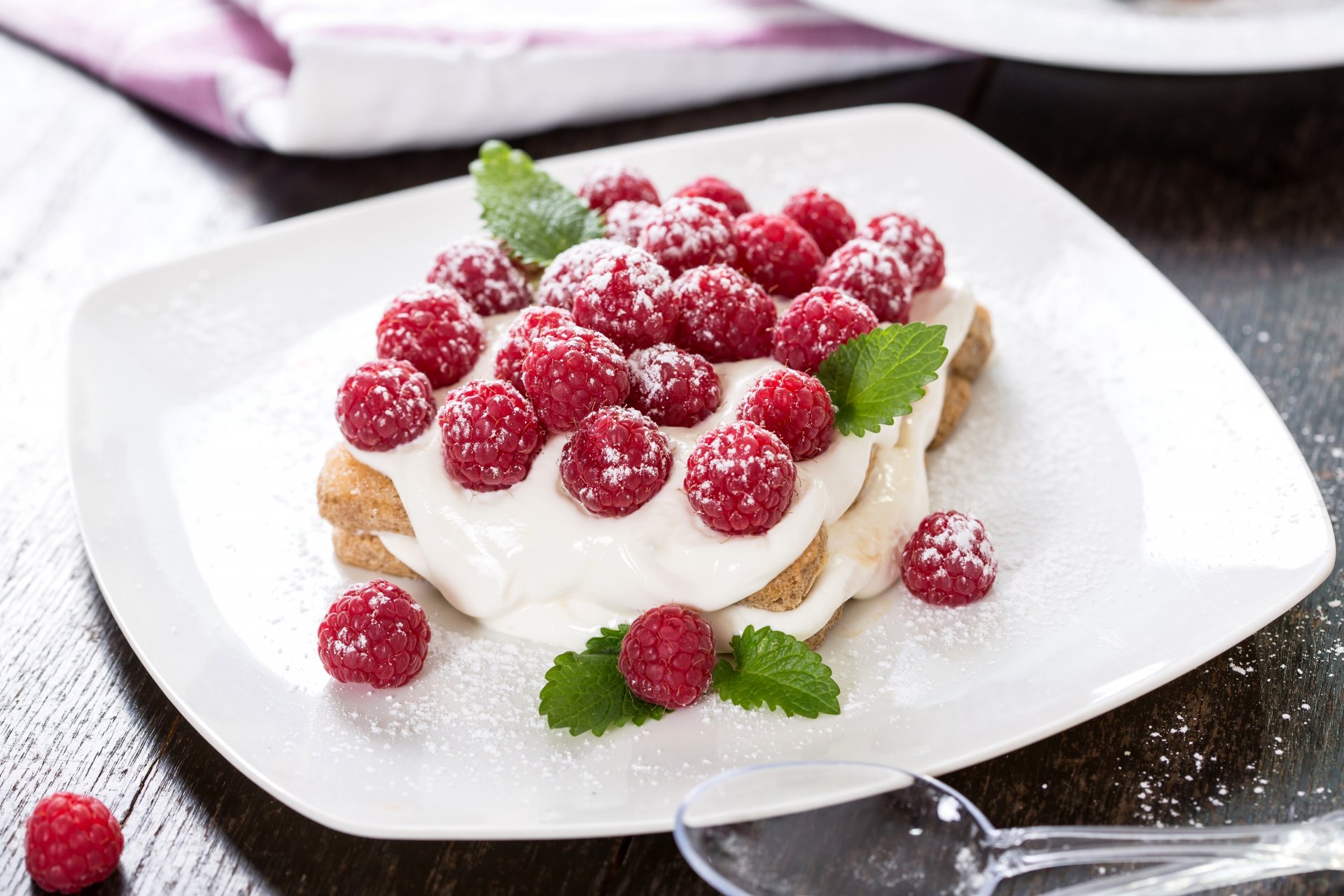 dessert creme himbeeren beeren süß kuchen