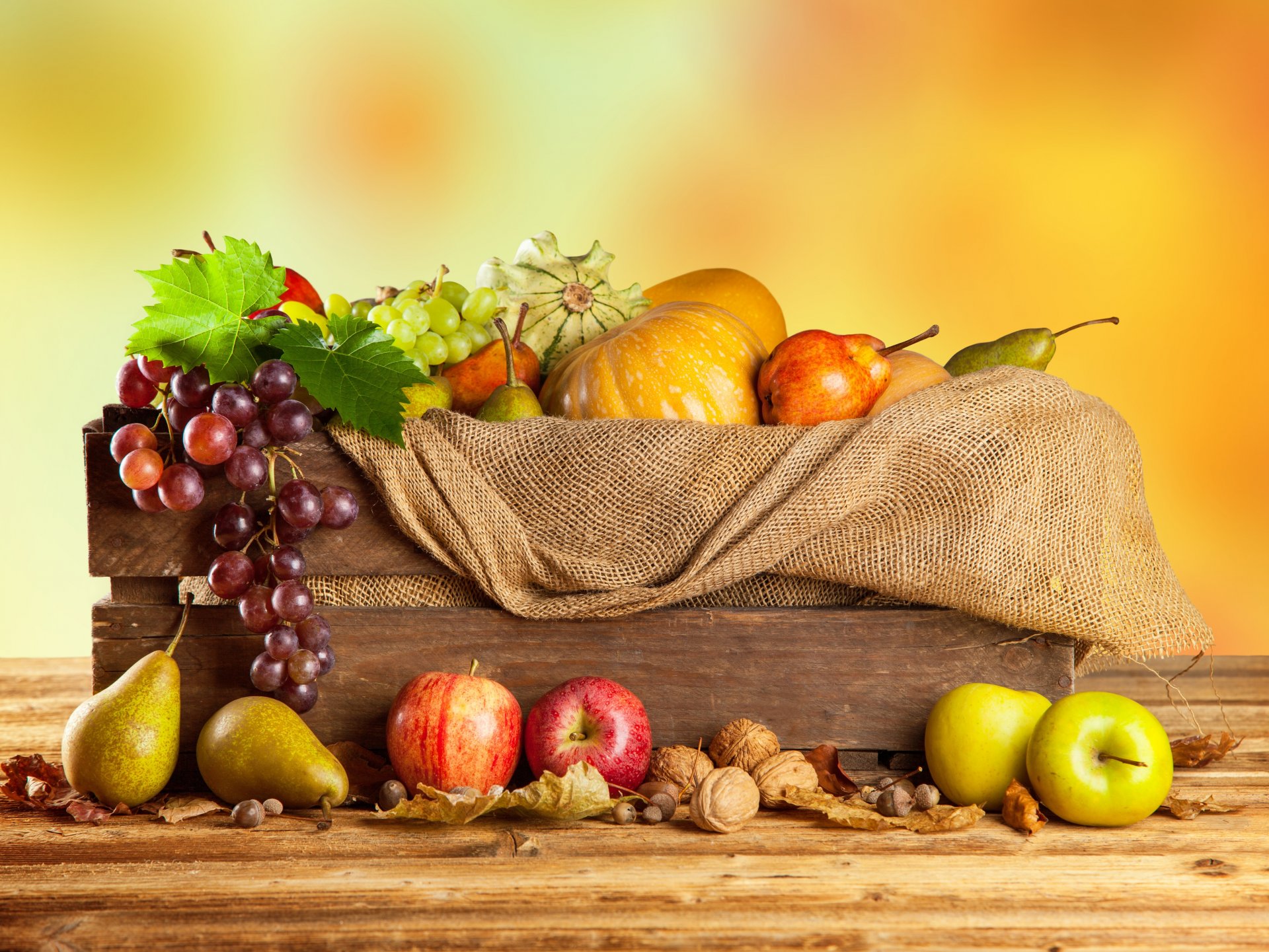 herbst ernte obst gemüse äpfel trauben birnen kürbisse nüsse kiste sackleinen