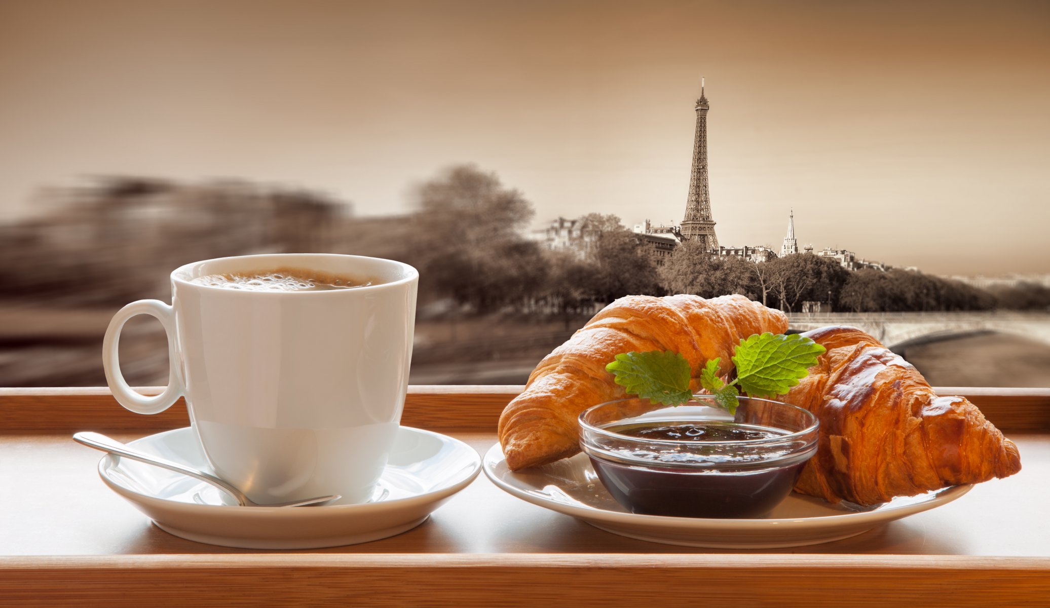 petit déjeuner viennoiseries croissant café tasse chocolat paris france