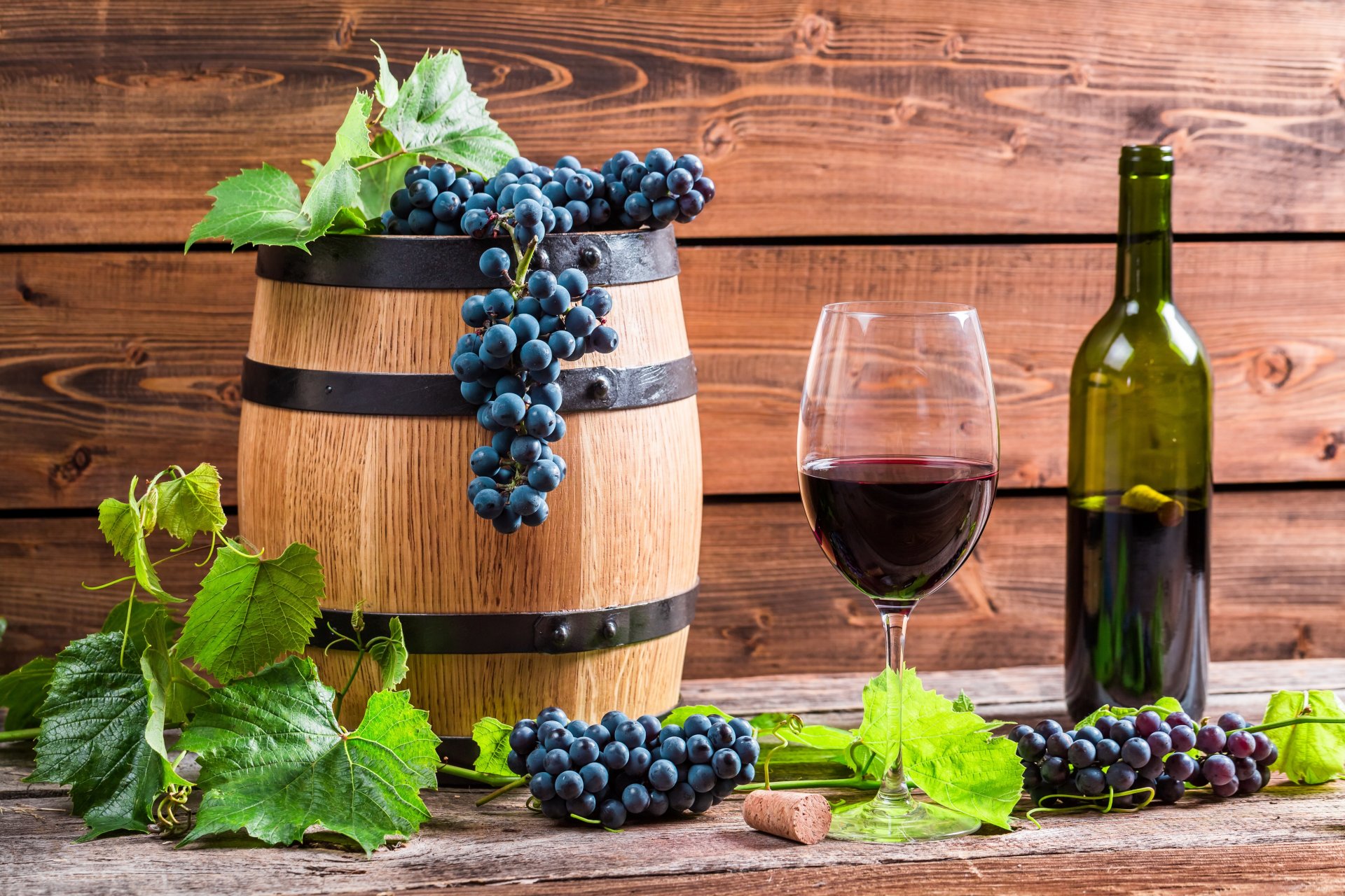 baril bouteille verre à vin vin rouge raisin vigne feuilles