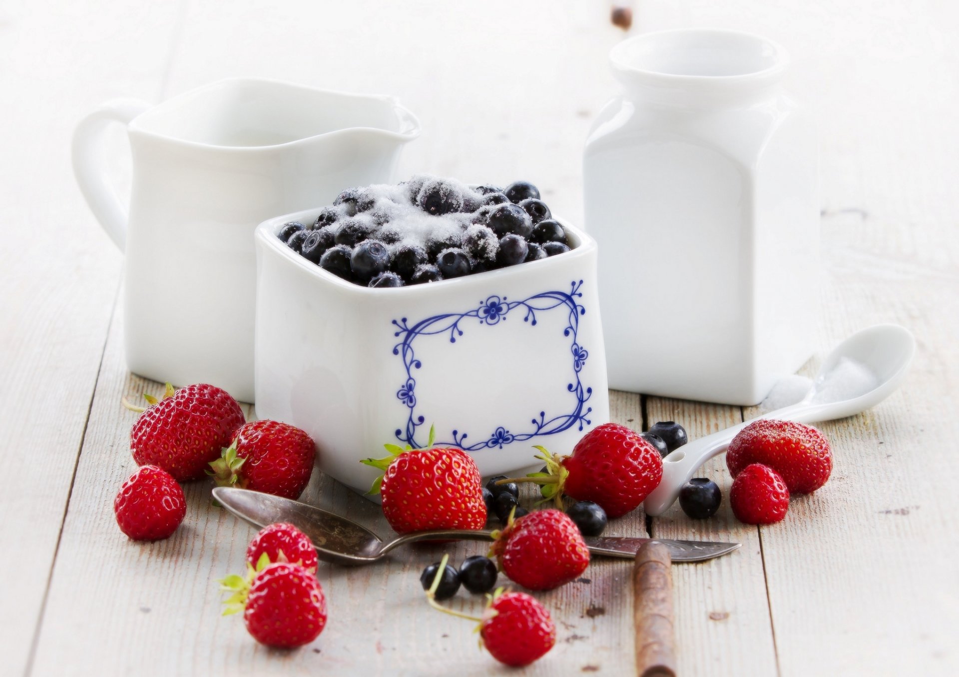 bayas fresas arándanos azúcar cucharas vajilla blanco