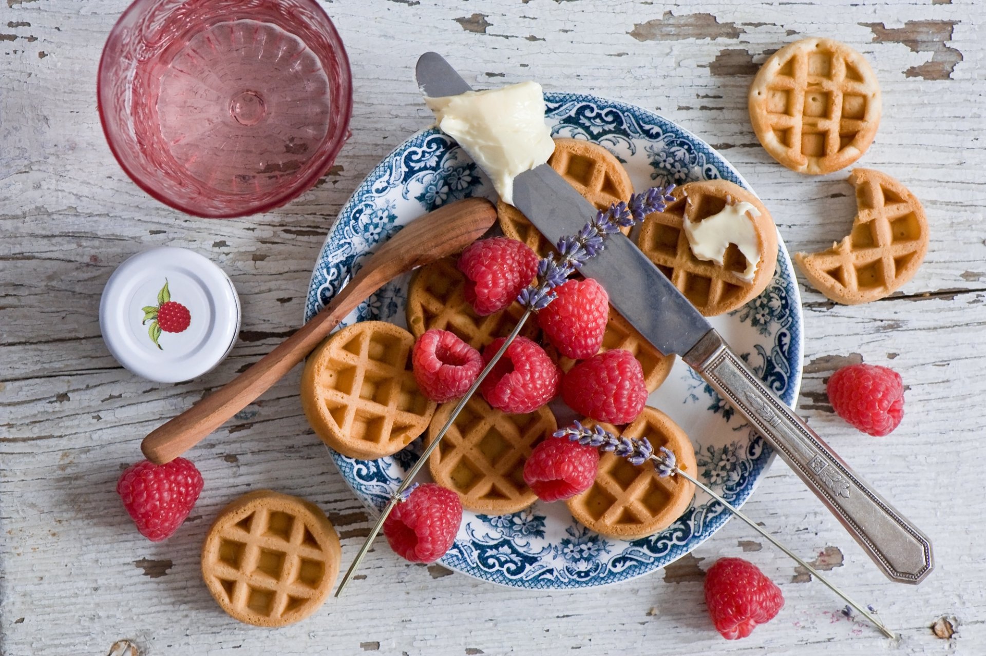 waffeln beeren himbeeren lavendel teller messer löffel