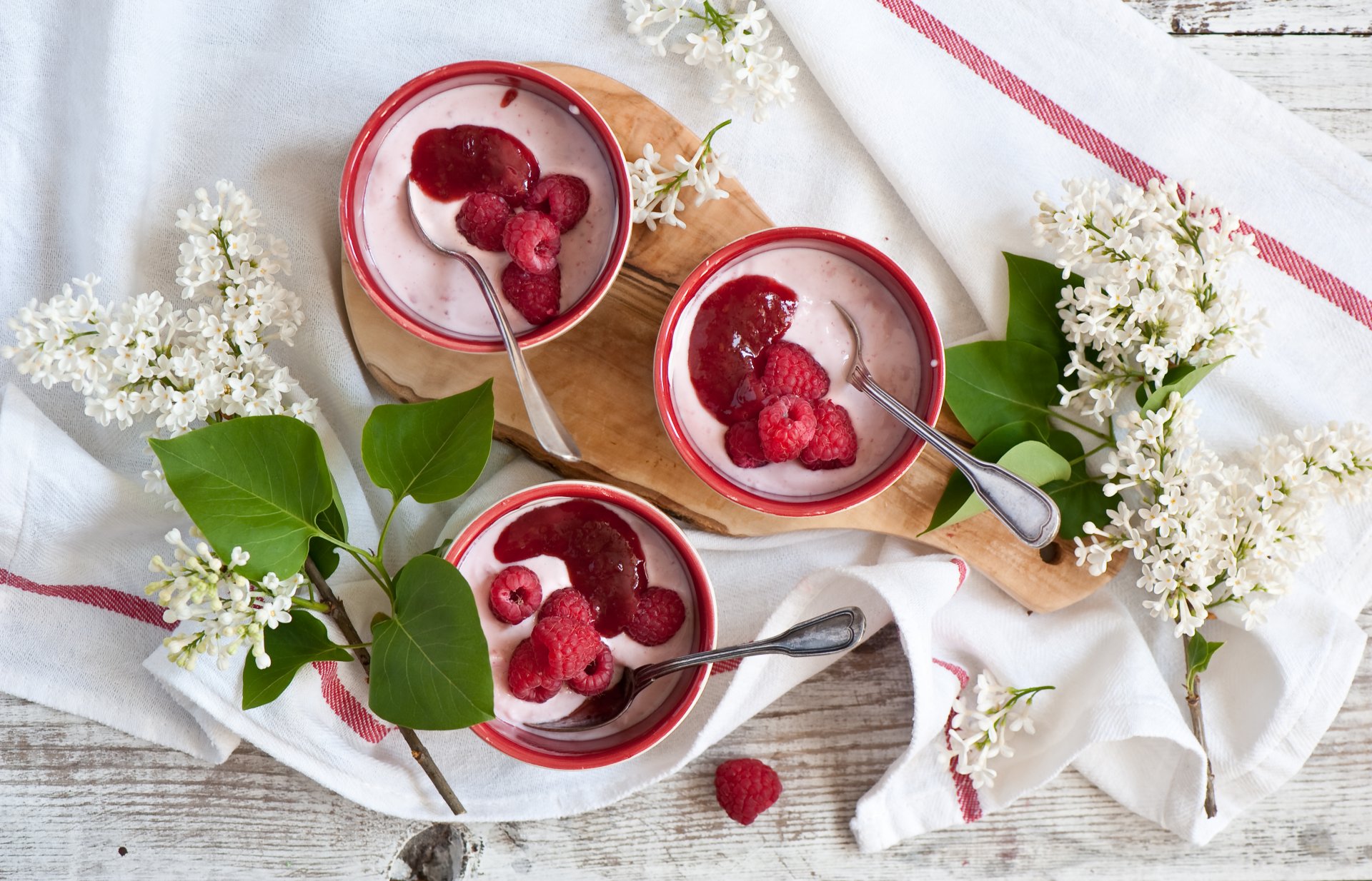 petit déjeuner yaourt framboises lilas