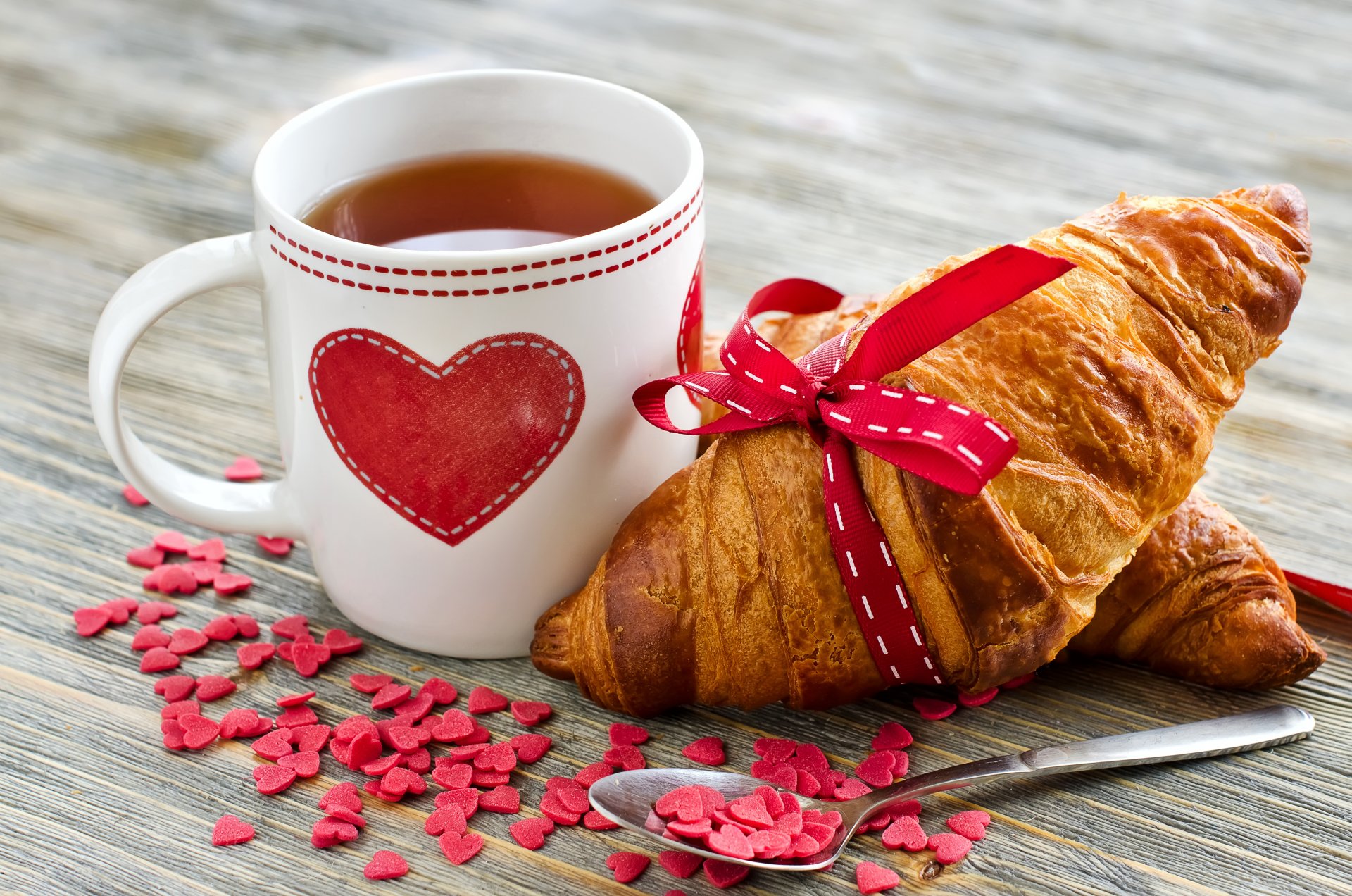 petit déjeuner viennoiseries croissant café tasse tasse coeur amour coeurs