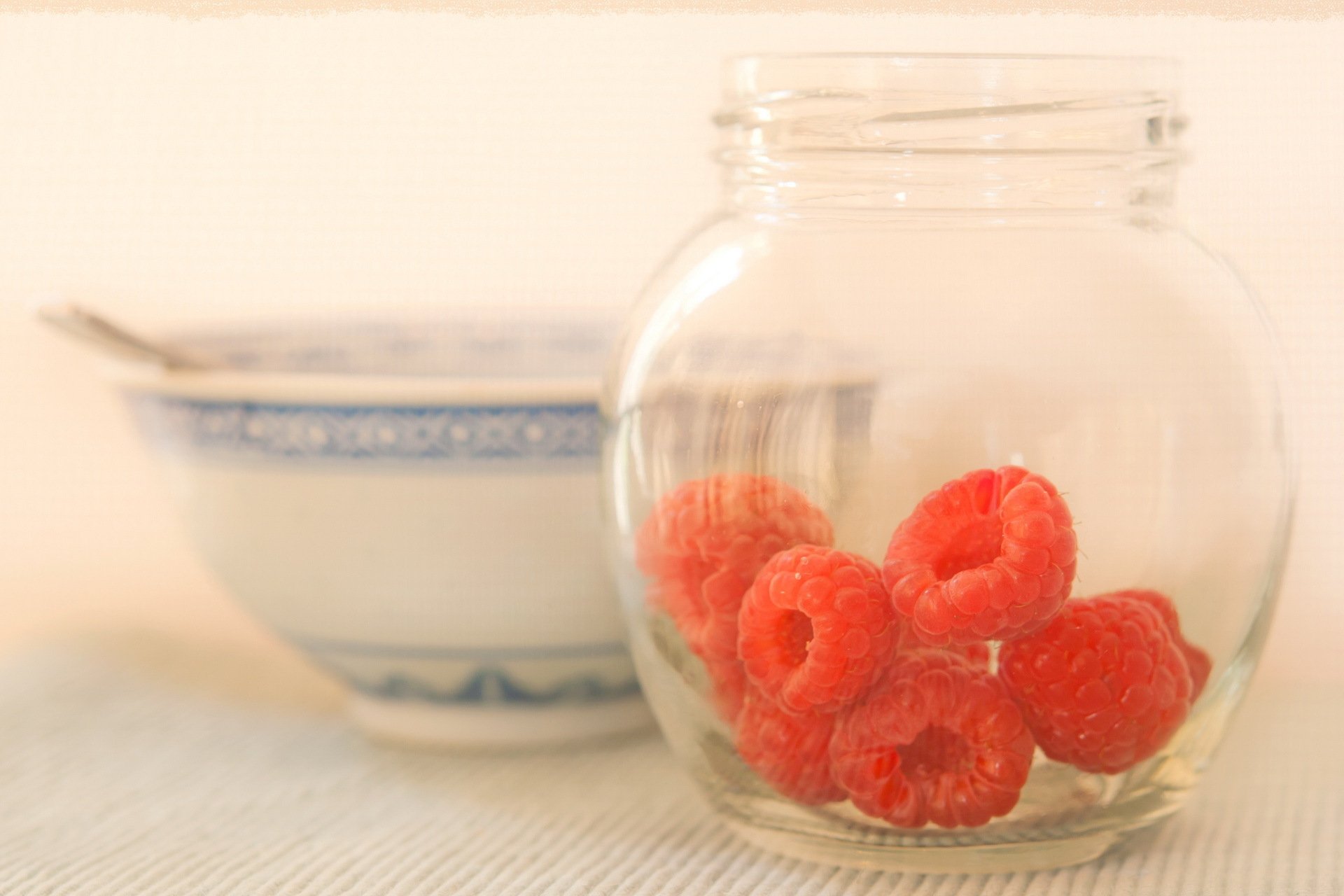 tasse glas beeren himbeeren