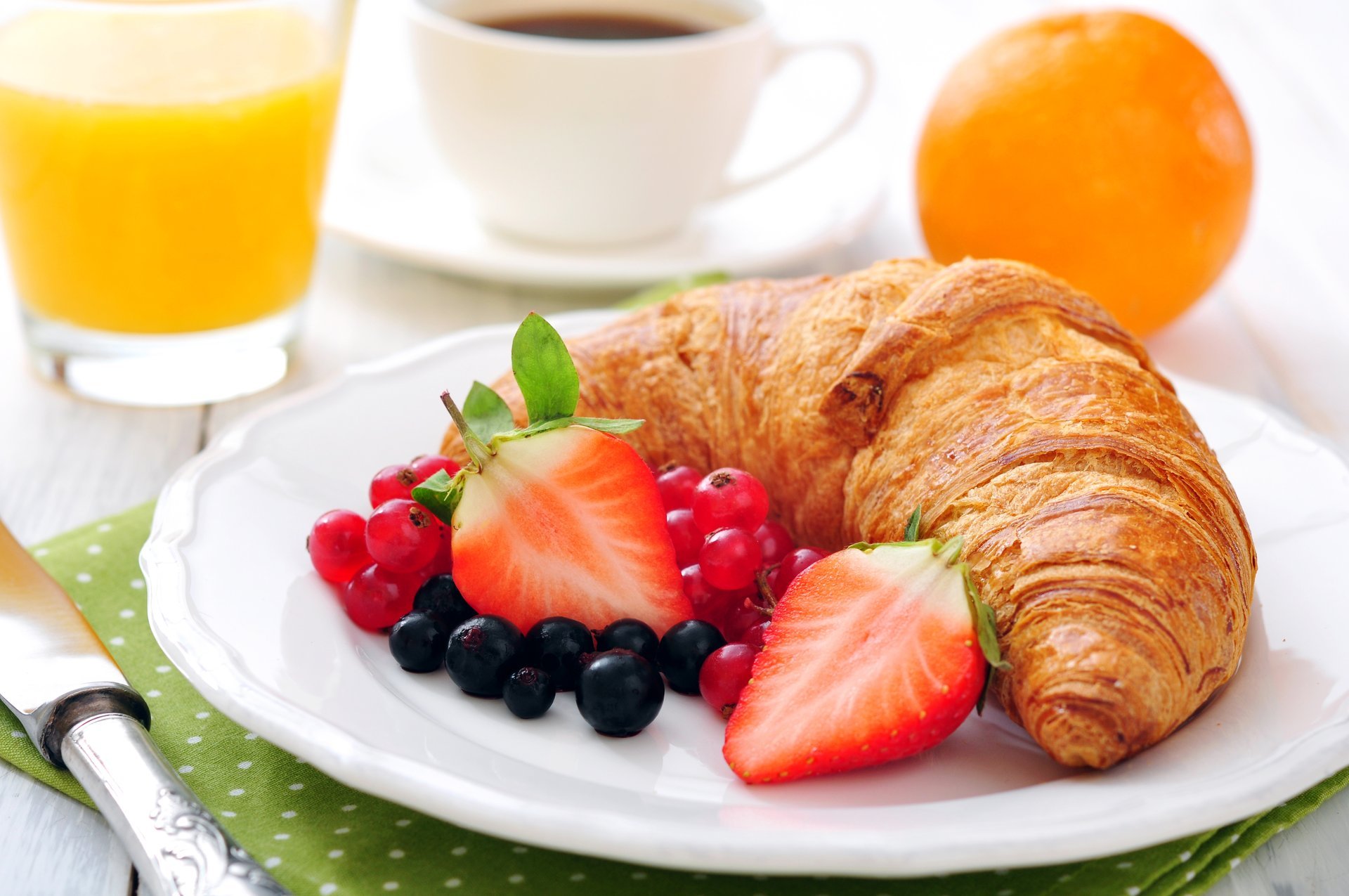 colazione caffè succo di frutta fragola arancia tazza arancia croissant