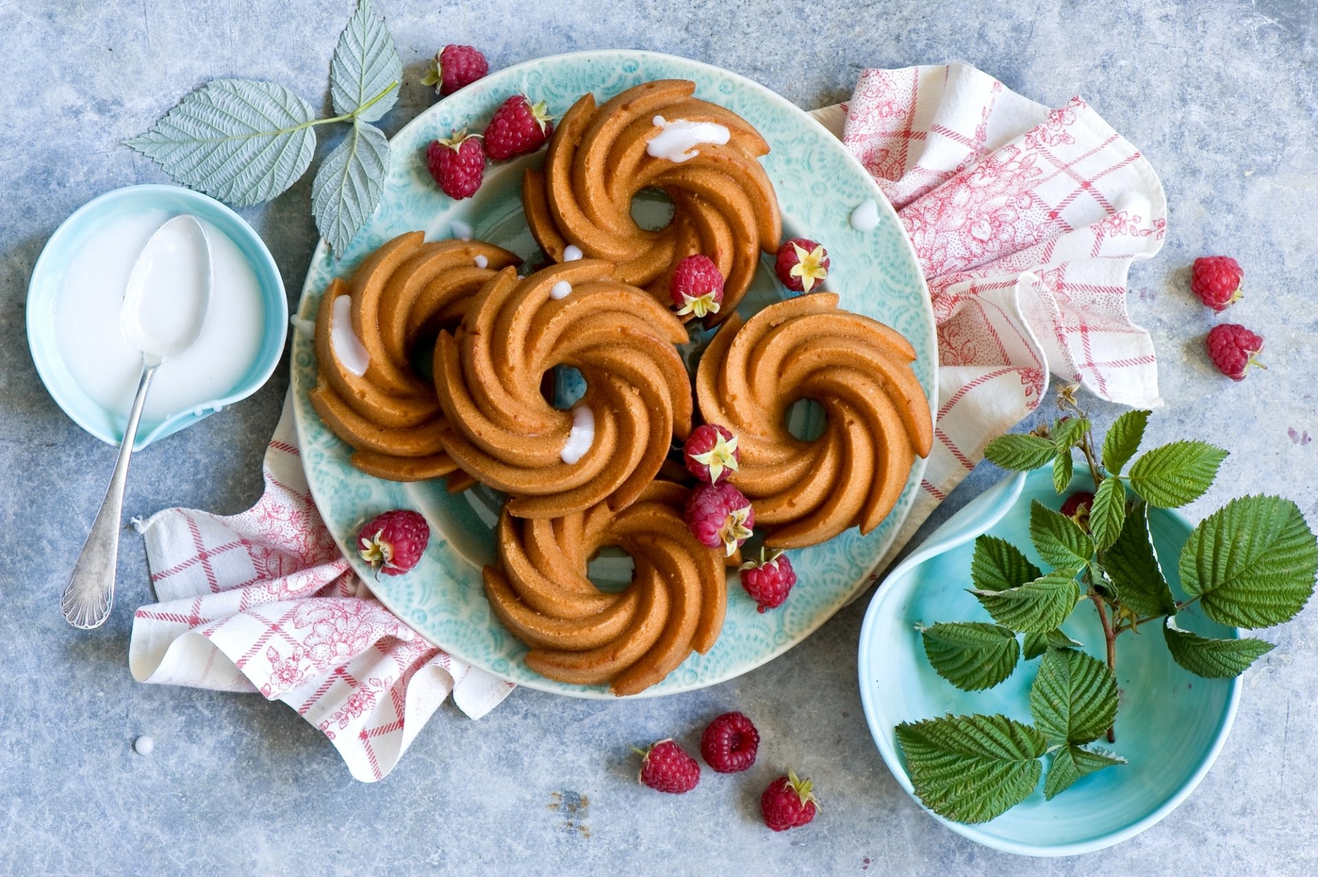 torte bacche lamponi panna acida cottura foglie cibo