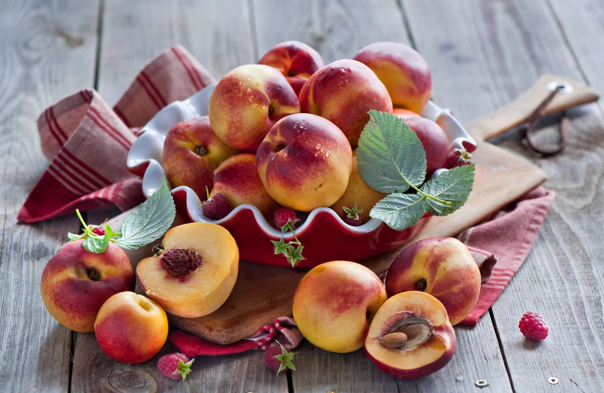 nectarine pêches fruits baies framboises vaisselle feuilles planche anna verdina