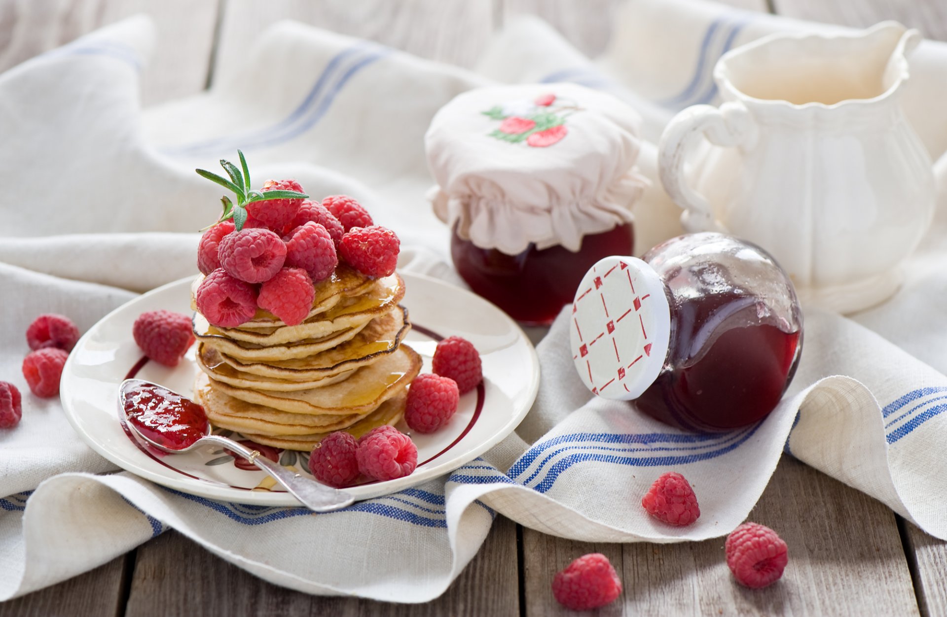 pfannkuchen pfannkuchen pfannkuchen himbeeren beeren marmelade marmelade essen löffel