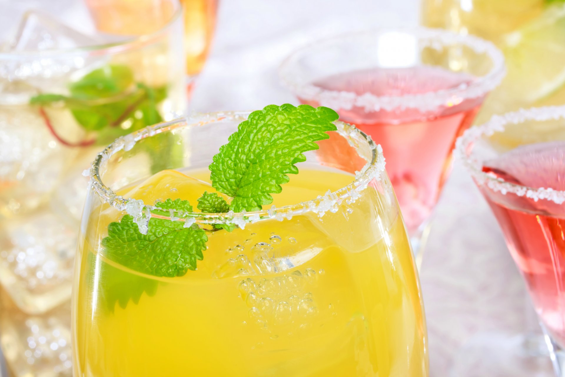 cocktail margarita tequila saft minze salz eis gläser