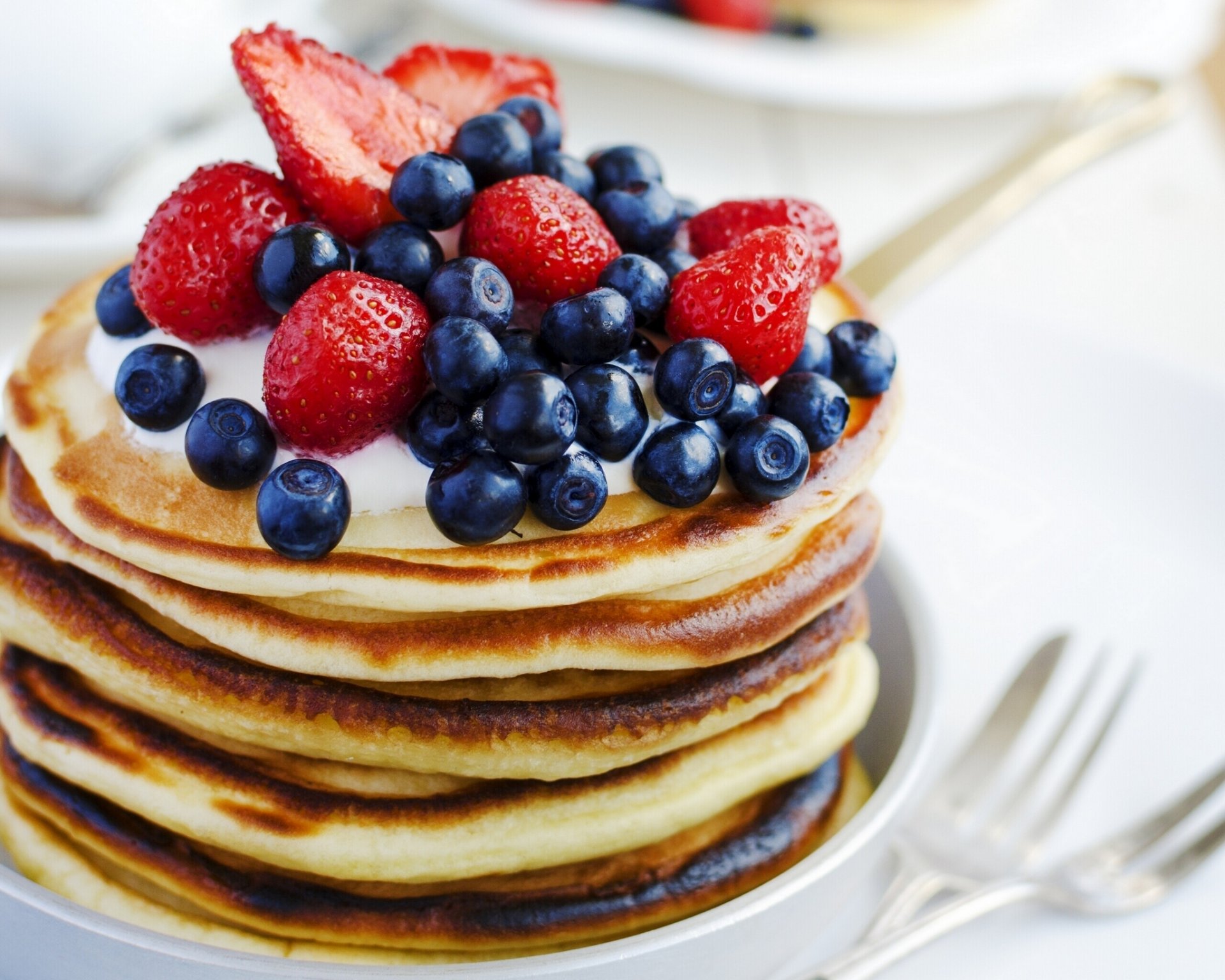 pancakes berries strawberry blueberrie