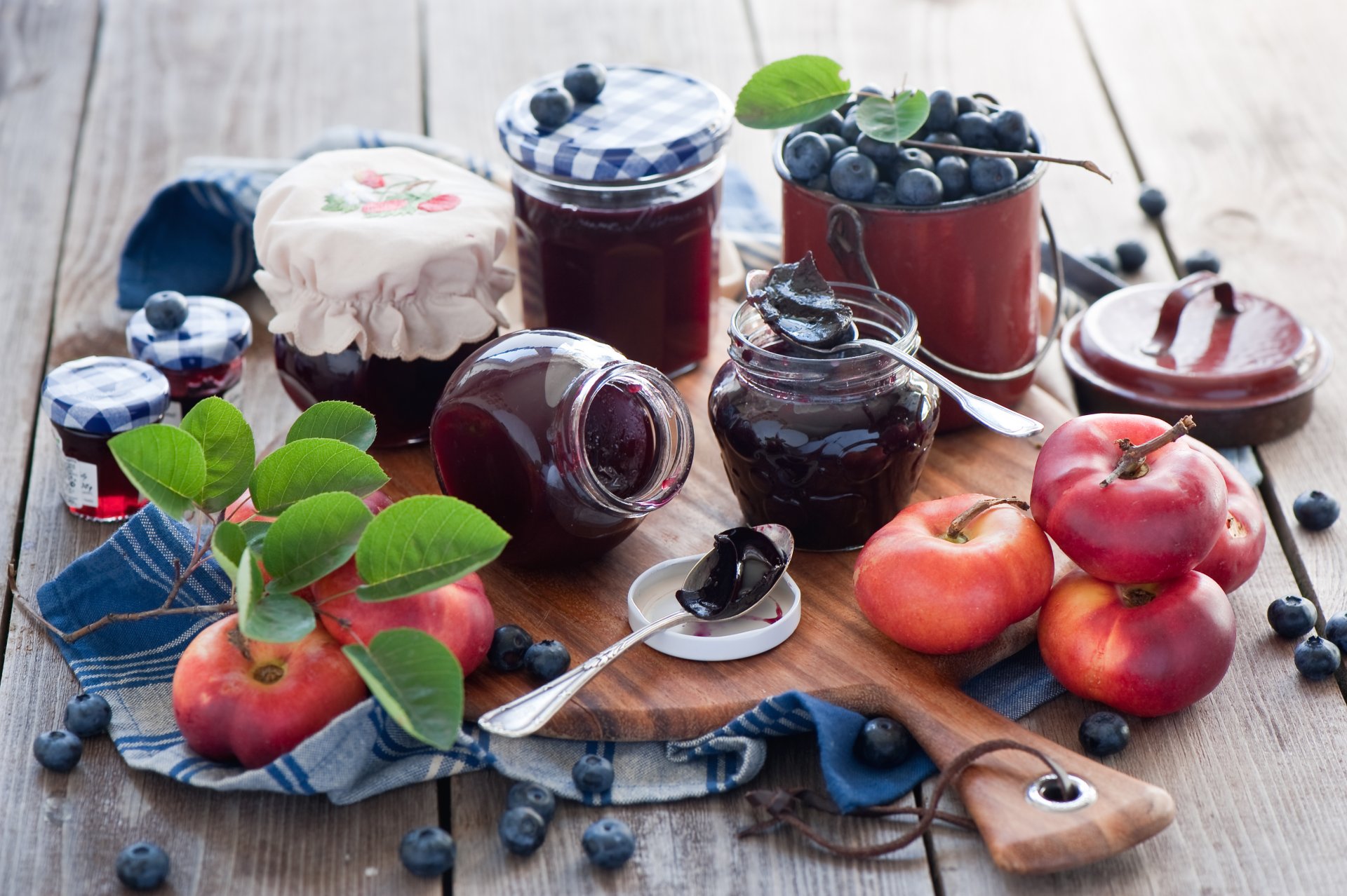 marmelade pfirsiche blaubeeren beeren gläser