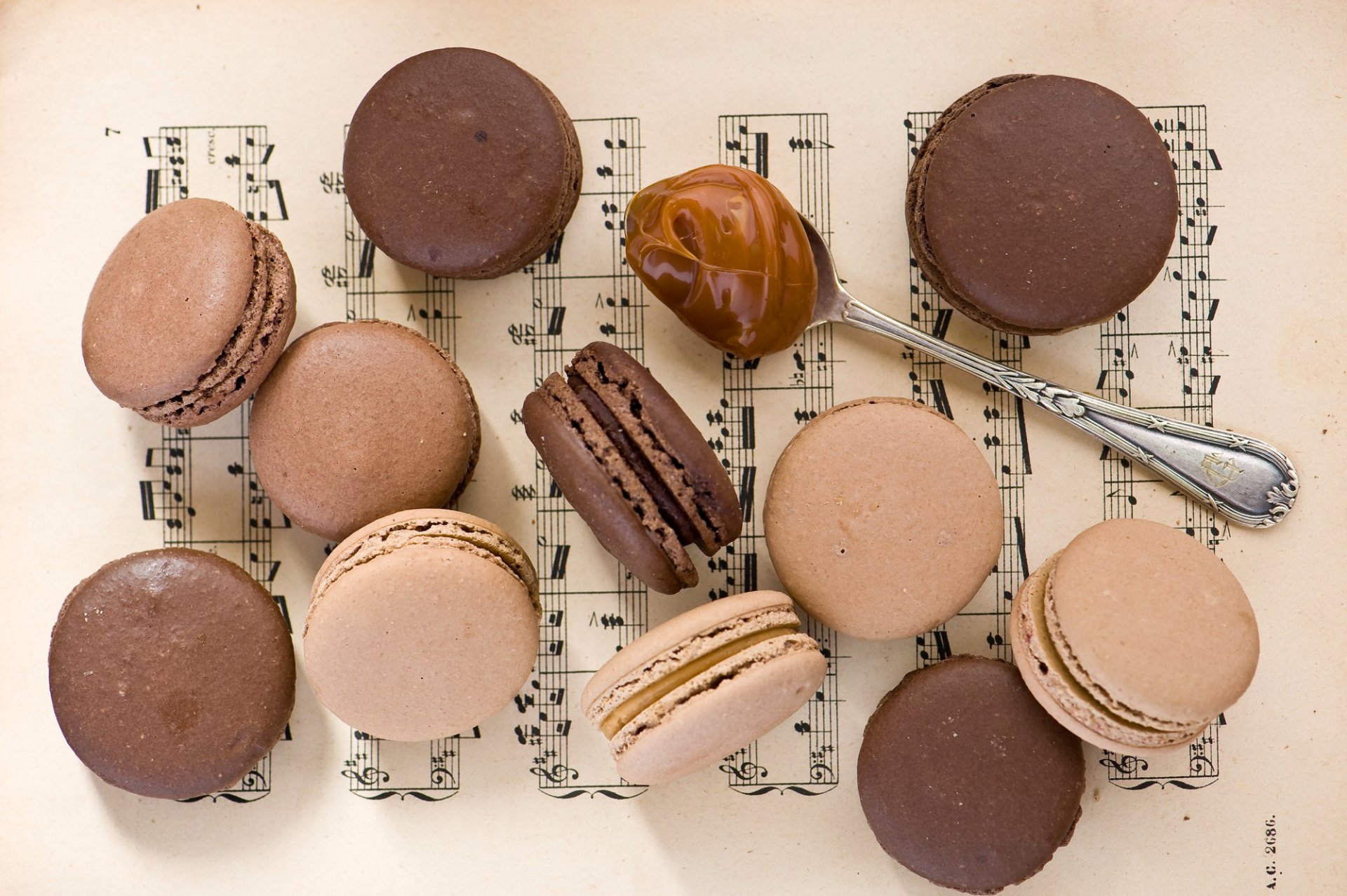 cookies chocolate macaroon macaron dessert caramel condensed milk spoon