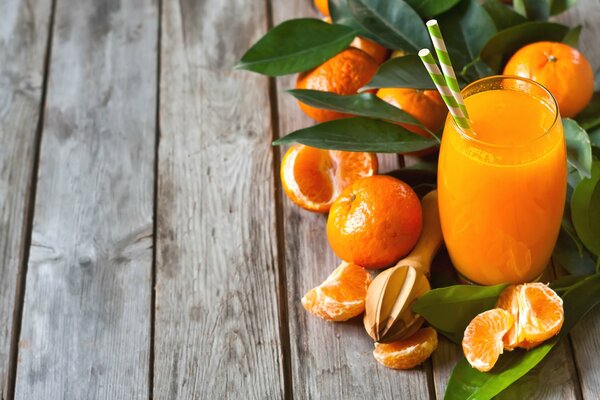 Glas Freshus und Mandarinen mit Blättern
