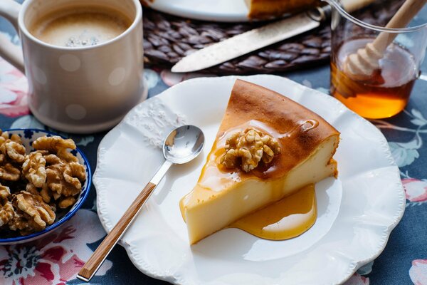 Pastel de queso con miel y nuez delicioso