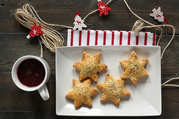 Biscotti a forma di stella con una tazza di tè