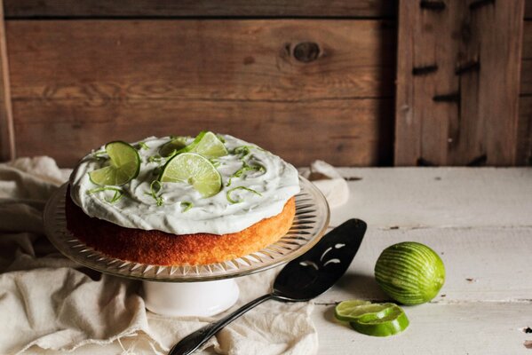 Cake with lime and cream on a stand