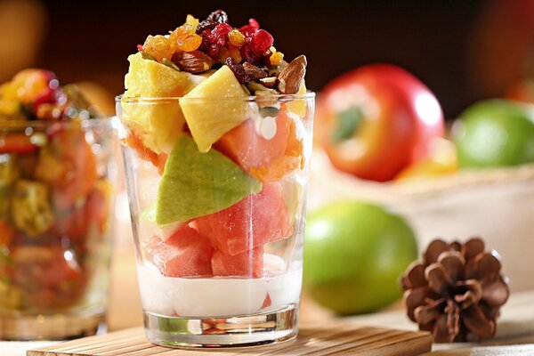 Десерт из фруктов и ягод в стакане