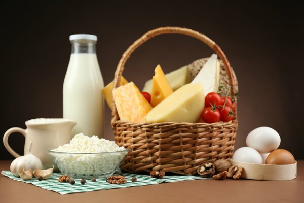 Nature morte avec du lait, du fromage dans un panier et des œufs