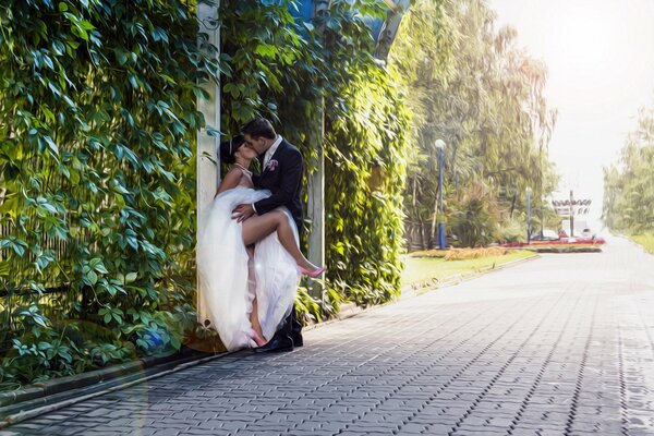 Nowożeńcy namiętnie całują się na ślubie na drodze