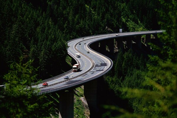 Autobahn in den Bergen mit Bäumen