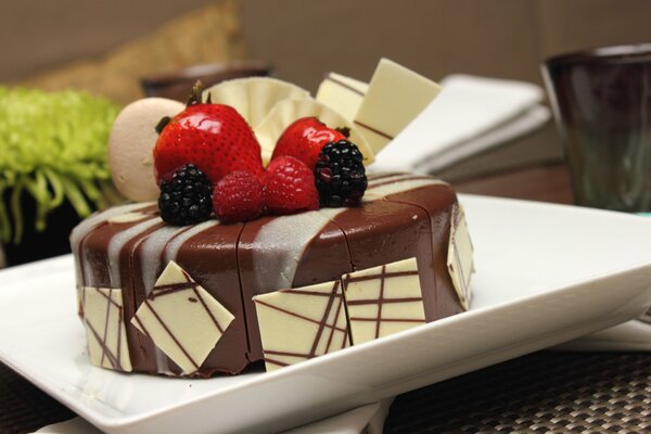Шоколадное пирожное украшенное ягодами