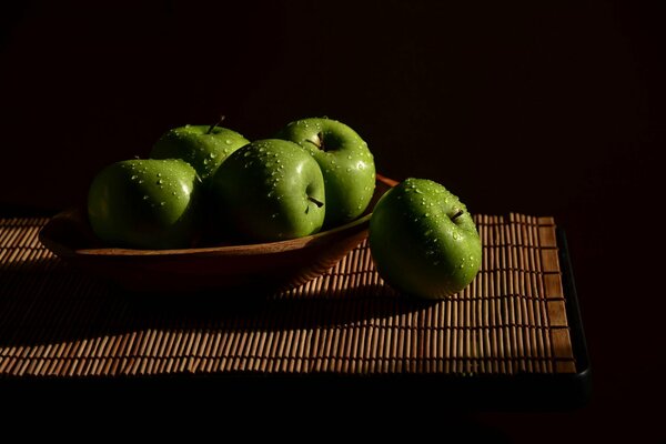 Fünf grüne Äpfel in einem Gericht