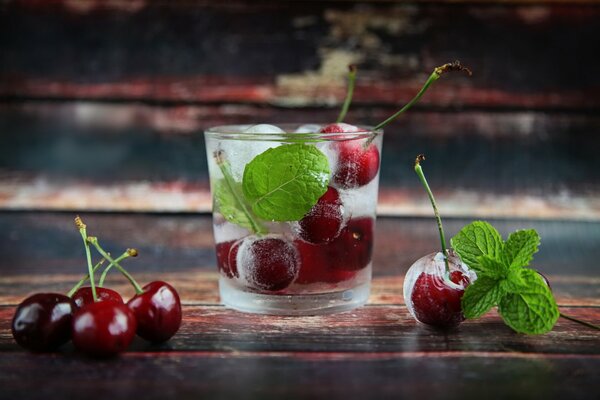 Cocktail mit Kirschen, Minze und Eis