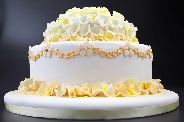 Pastel de bodas con lirios amarillos y blancos