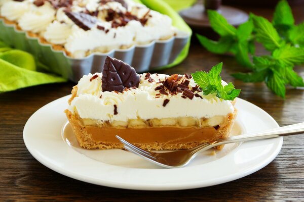 Caramel and whipped cream pie