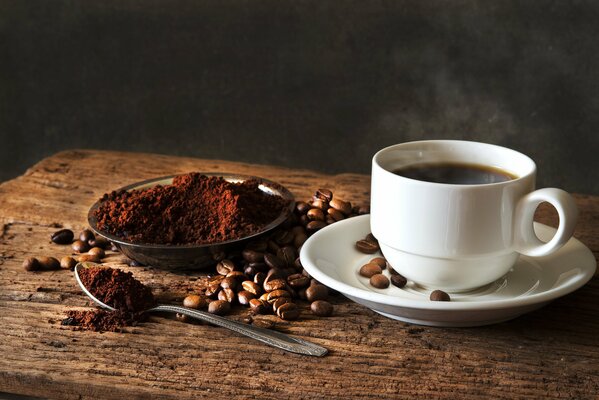 Photo d une tasse de café avec des haricots