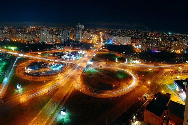 Bazhan Boulevard en Kiev por la noche