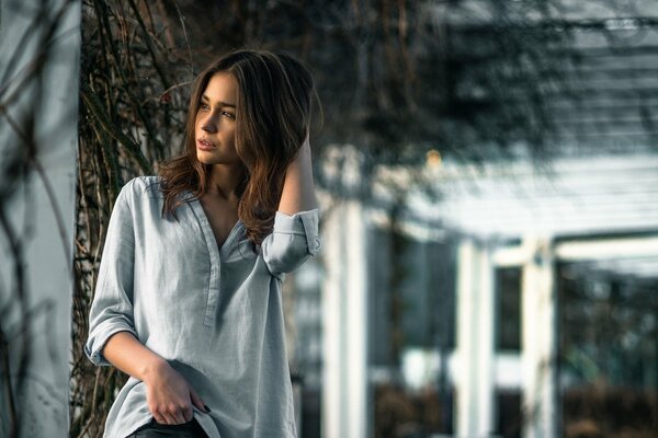 La beauté en blouse vaut la peine de réfléchir