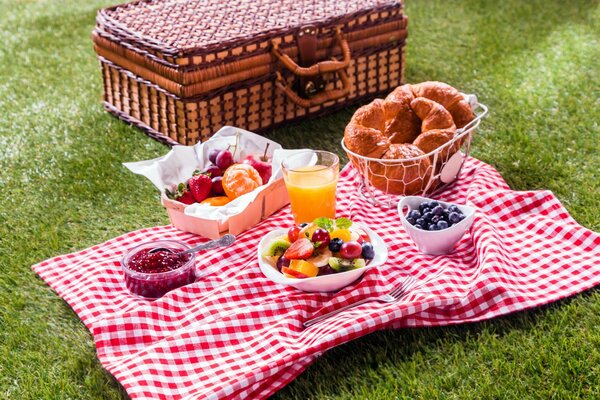 Piknik na polanie. Rogaliki, owoce, sok