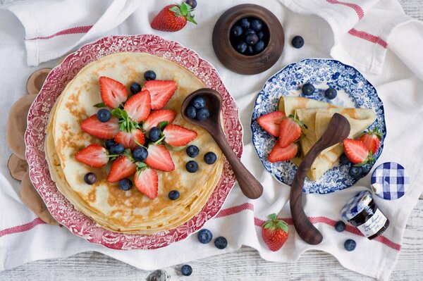 Panqueques con fresas y arándanos