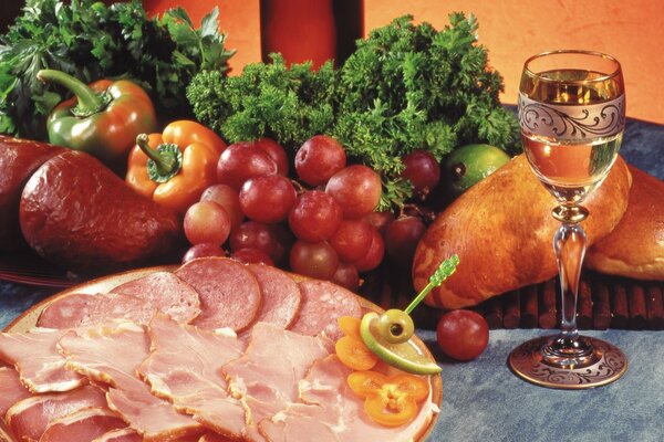 Table de fête avec une abondance de légumes et une assiette de jambon