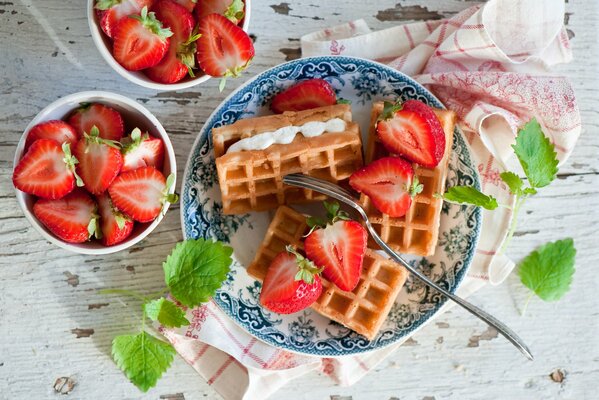 Gofres belgas con crema y fresas